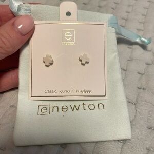 E newton signature cross stud